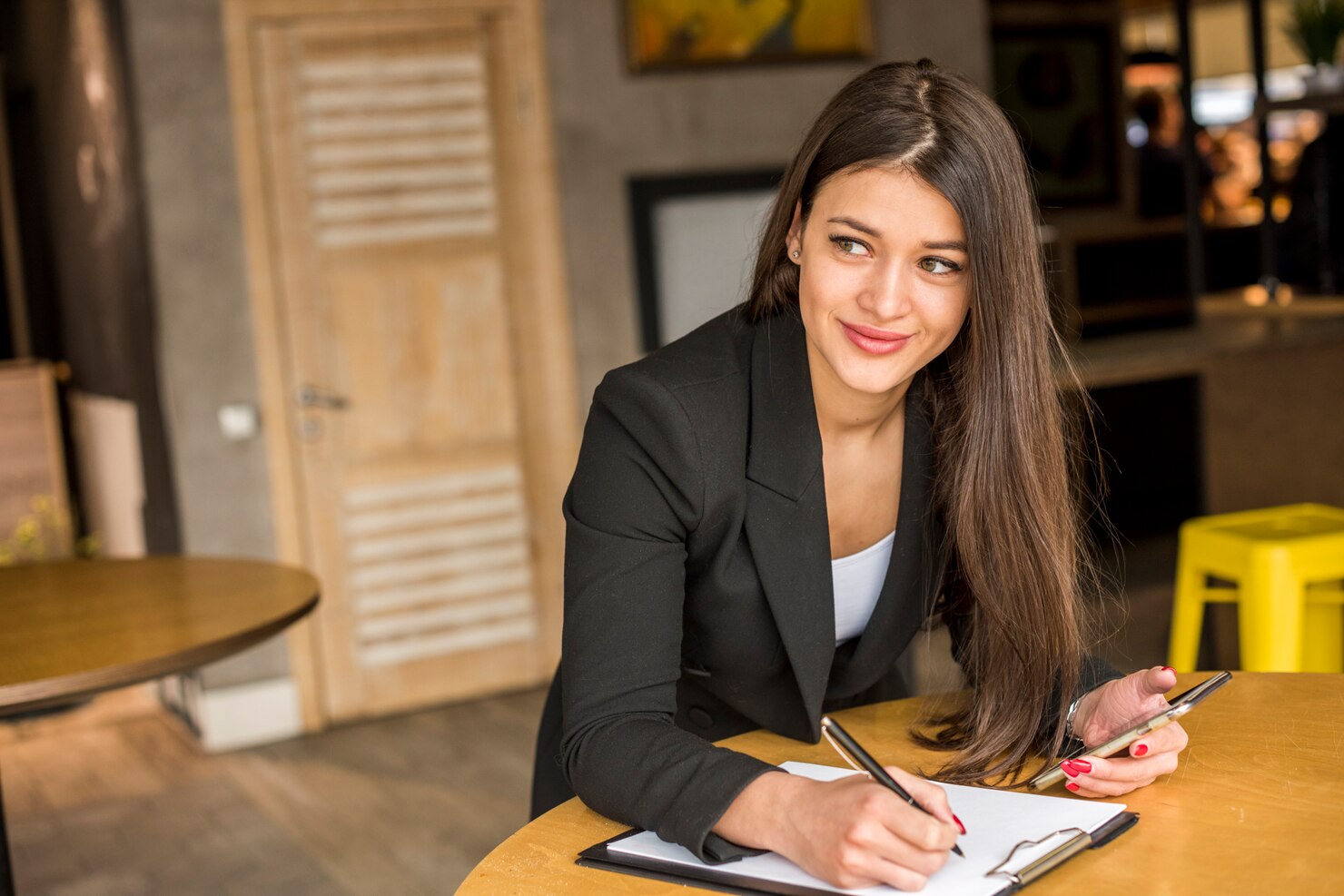 mujer negocios morena escribiendo documento 23 2148142712