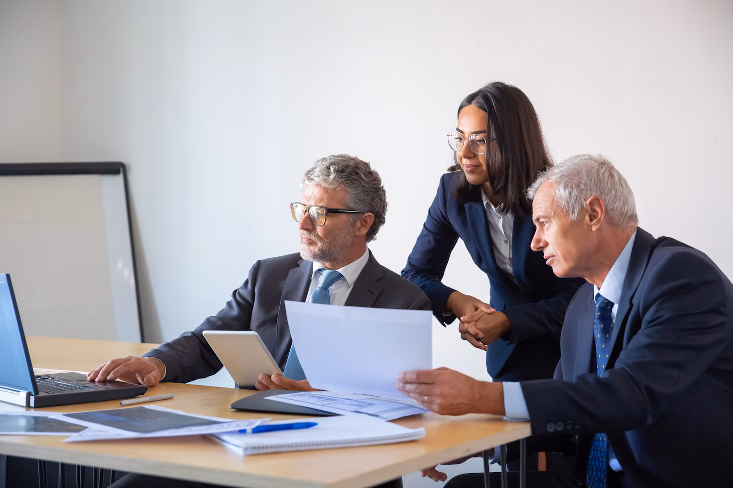 socios concentrados que usan laptop trabajan documentos empresarios serios confiados trajes oficina discutiendo juntos proyecto empresa concepto gestion negocios asociacion 74855 14230